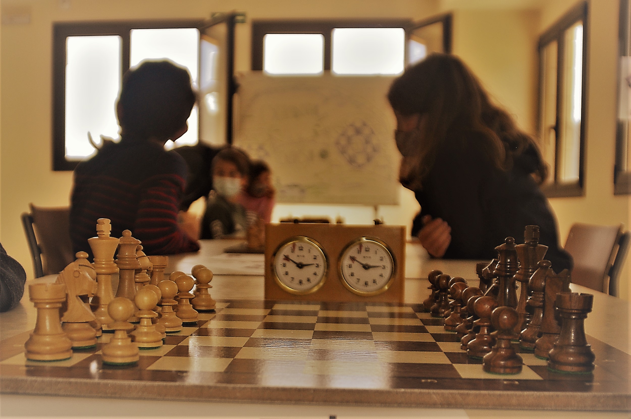 Escapasqua 2022 nens jugant i rellotge